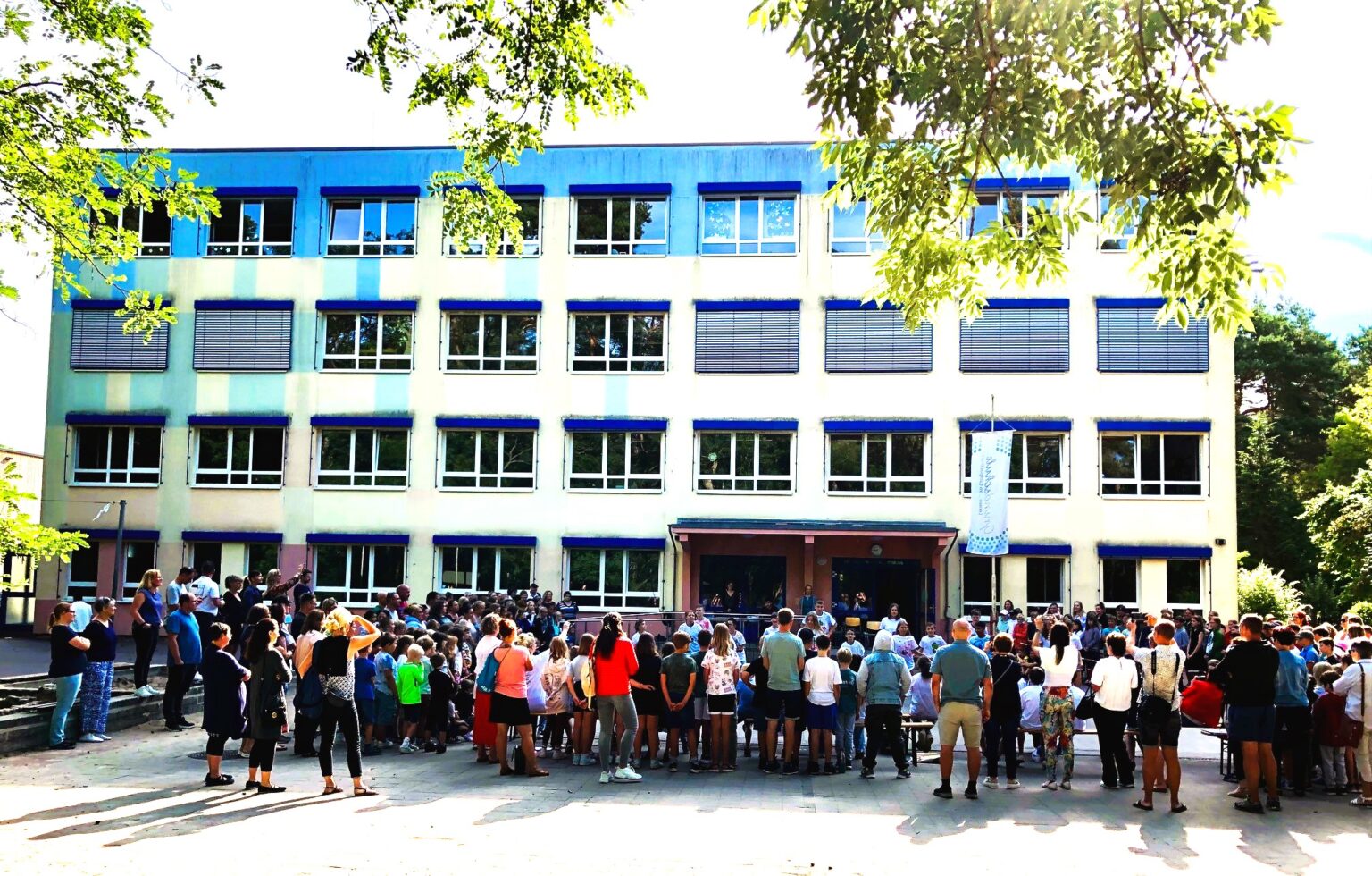 Aufbruchsstimmung pur: Die Verabschiedung der Klassen 6a und 6b an der ...